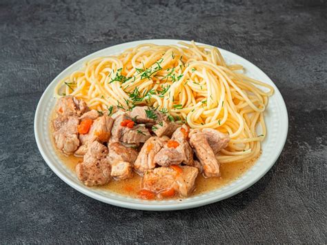 Свинина тушеная с овощами подаётся с гарниром на выбор за 410 ₽ с ...