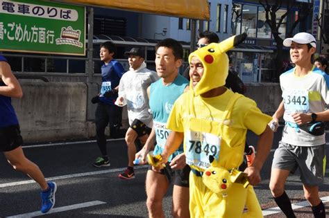 全身バナナや桃太郎も 高知龍馬マラソン 個性あふれる仮装ランナーたち【写真まとめ】 高知新聞