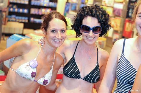 Junge Frauen Im Bikinioberteil Das Bikini Bilder Album
