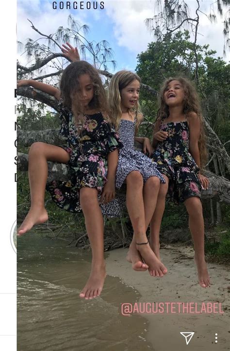 Les Deux Magnifiques Jumelles Avec Leur Cousine Little Girl Models