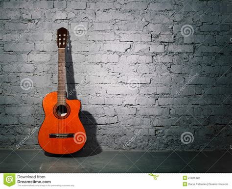 Guitarra Ac Stica Que Se Inclina En La Pared Sucia Foto De Archivo