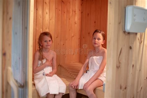 Zwei Mädchen Sitzen In Einer Finnischen Sauna Stockbild Bild Von Hitze Sitzung 119493781