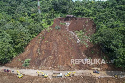 Foto Udara Longsor Di Jalan Raya Cipanas Cianjur Cugenang Republika