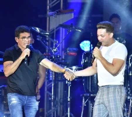 Wesley Safad O Homenageia Gabriel Diniz E Recebe Pai Dele Em Show