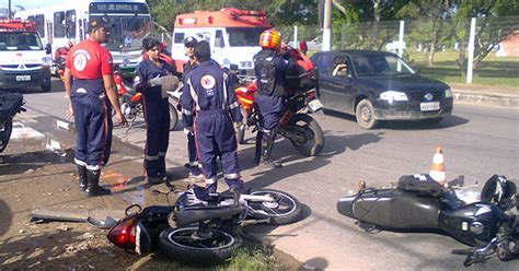 G1 Acidente Entre Carro E Motos Deixa Três Feridos Em Avenida Do