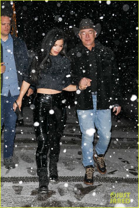 Photo Jeff Bezos Girlfriend Lauren Sanchez Snowy Aspen Weather 13
