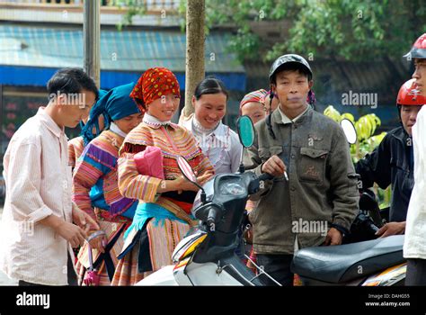 Hombres Vietnamitas Tradicionales Fotografías E Imágenes De Alta