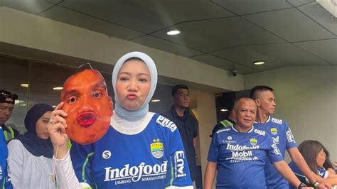 Atalia Kamil Pose Manyun Sembari Bawa Foto Pemain Persija Warganet