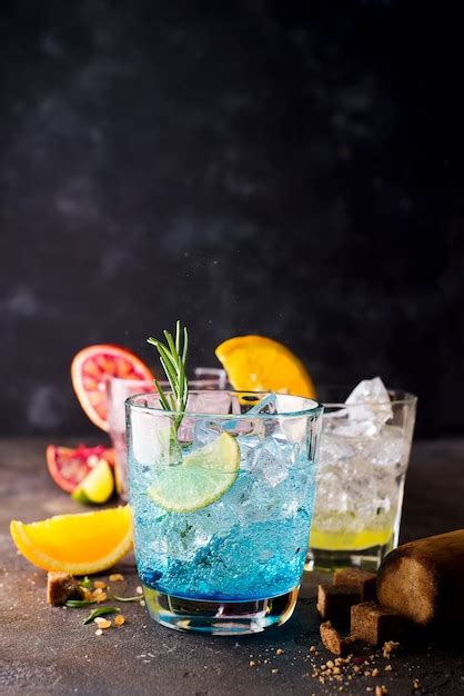 Blue Hawaiian Lagoon Cocktail Avec Rhum Malibu Curaçao Bleu Vodka