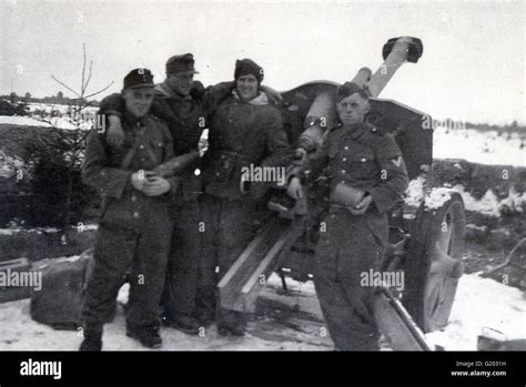 German Artillery And Men In Position On The Eastern Front 1945 Stock