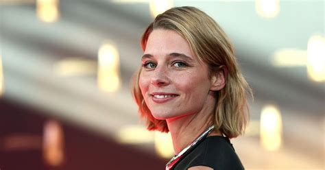 Frau für reizvolle Aufgaben Das ist naked Star Svenja Jung