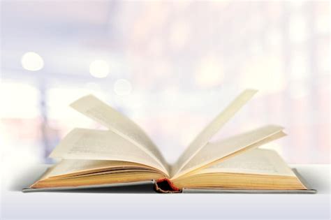 Открытая книга с мистическим ярким светом и пером | Премиум векторы