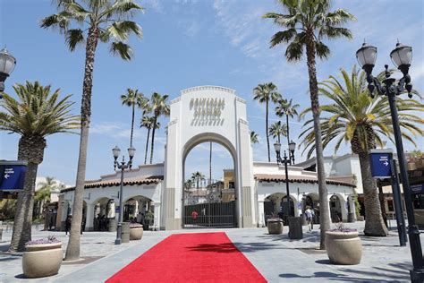 Los Angeles Cade Lobbligo Di Mascherina Agli Universal Studios