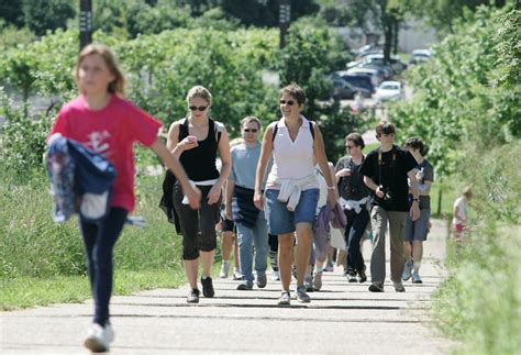 Loisirs Hier Queuleu La Cuculotinne Marcheurs Sous Le Soleil