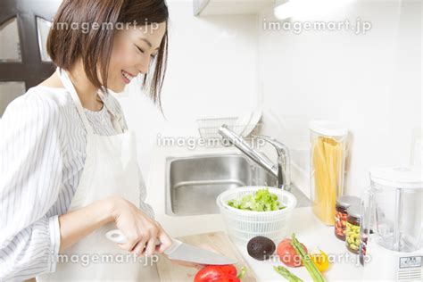 食事の支度をする女性の写真素材 141397574 イメージマート