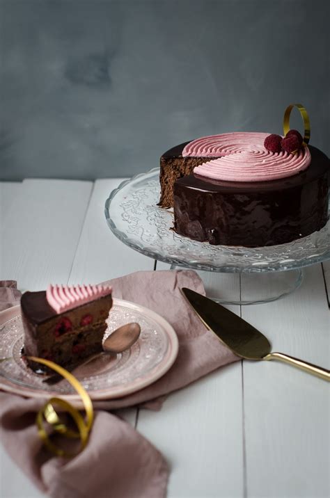 Entremets chocolat framboise et son glaçage miroir Cerise et Praline