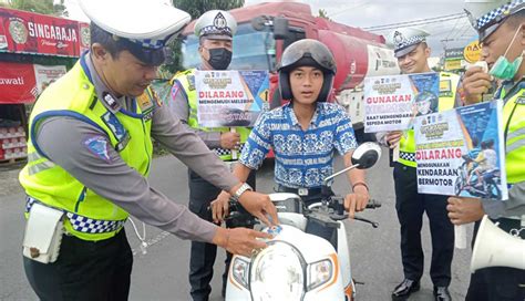 NUSABALI Sat Lantas Bagikan Stiker Tertib Berlalu Lintas