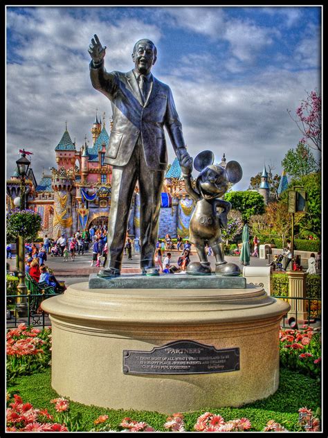 Disney World Pictures | Disneyland Partners Statue