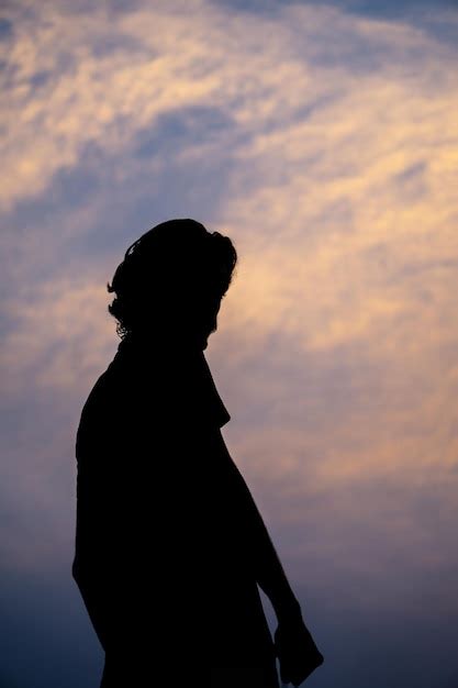 Silhueta De Un Hombre De Pie Contra El Cielo Durante La Puesta De Sol