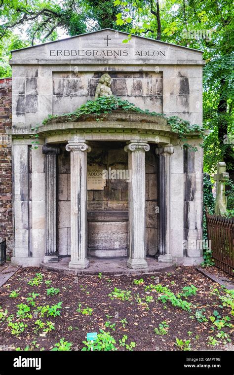 Alte Stein Grab Und Denkmal Der Familie Adlon In Berlin St Hedwig