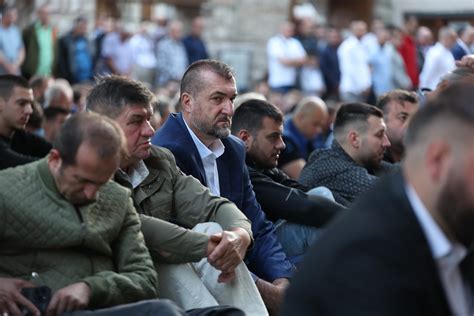 Bajram Namaz Klanjan U Gazi Husrev Begovoj D Amiji U Sarajevu