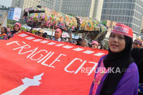 Berkebaya Aktivis Lingkungan Gelar Aksi Desak Pemerintah Tekan Krisis