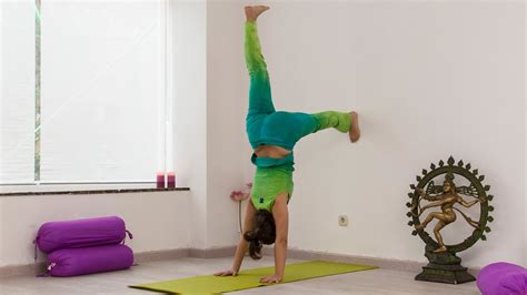 Los Beneficios De La Práctica Del Yoga Anusara En Tu Bienestar Físico Y