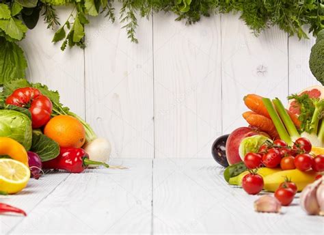 Marco con verduras y frutas orgánicas frescas fotografía de stock