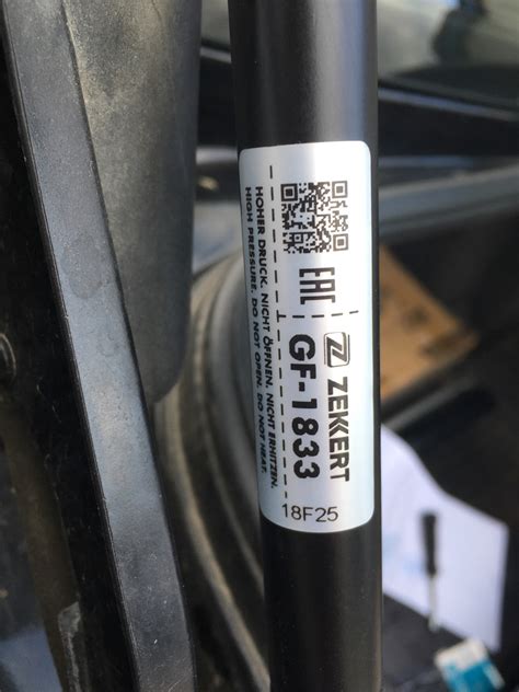 Газовая пружина крышки багажника — Volkswagen Jetta V, 1,6 л, 2009 года ...