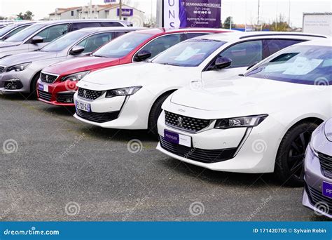 Bordeaux Aquitaine France 02 01 2020 Peugeot Automobiles Line