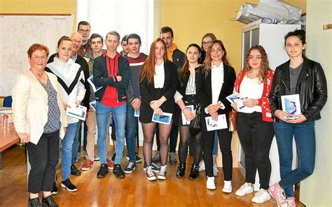 Mairie Remise des cartes délecteurs aux jeunes de 18 ans Le Télégramme