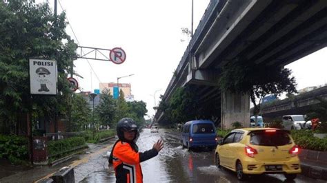 Imbas Hujan Deras Dan Luapan Kali Belasan RT Dan Ruas Jalan Di Jakarta