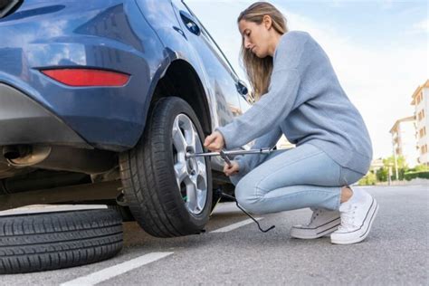 Panduan Cara Dongkrak Mobil Yang Benar Dan Lokasi Titik Tumpu Terlengkap