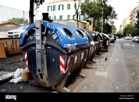 Roma Immondizia Nelle Strade Del Pigneto Stock Photo Alamy