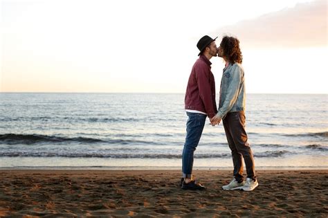 Vista Do Casal Gay Sendo Carinhoso E Passando Tempo Juntos Na Praia Foto Gr Tis