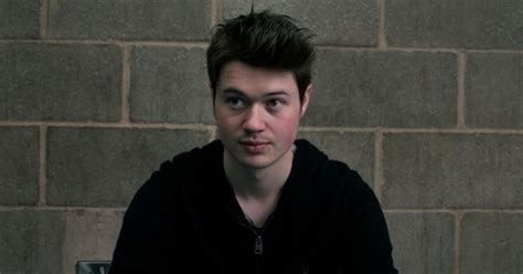 Ator de Sex Education recebe 26 acusações de abuso sexual contra mulheres e adolescentes