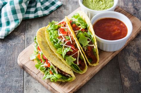 Tacos Mexicanos Tradicionales Con Carne Y Verduras En Madera Foto Premium