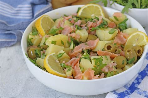 Insalata Di Patate E Salmone Con Rucola E Olive Verdi