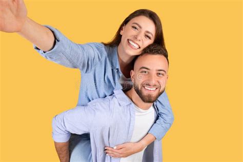 Feliz Casal Europeu A Levar Selfie Uma Jovem Alegre E Animada A Dar Um