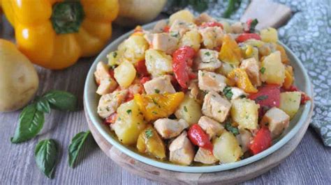 Salade De Poulet Aux Pommes De Terre Et Aux Poivrons Un Plat Estival