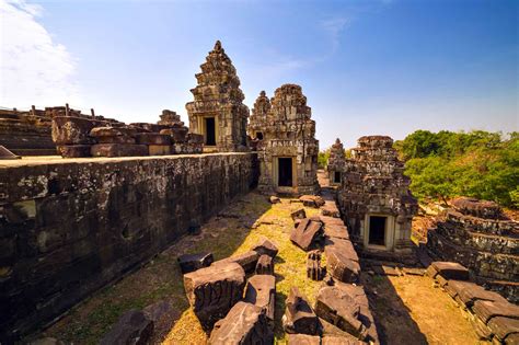 Temple De Phnom Bakheng D Couverte Au Cambodge Cambodia Roads