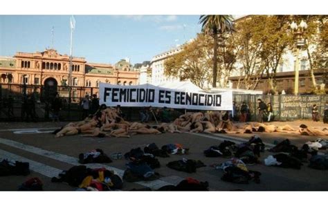 Mujeres Protestaron Desnudas Contra Los Femicidios En Plaza De Mayo