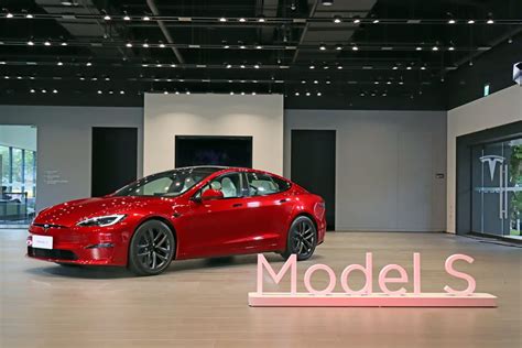 Tesla Model S「ultra Red 烈焰紅」台灣首度亮相、搭配 Yoke 方向盤30499萬起！ Yahoo奇摩汽車機車