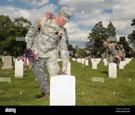 Soldados Del Ej Rcito De Los Ee Uu Coloque Las Banderas Americanas En