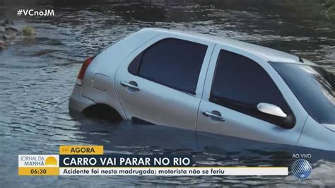 Carro cai em rio de Salvador após motorista cochilar ao volante homem