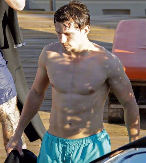 Tom Holland Shirtless On The Set Of Uncharted H Bsche M Nner M Nner