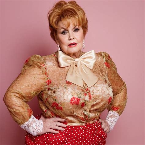 Beautiful-gilf-the-contours-of-a-very-huge-fat-fi (8) | Puffed chest