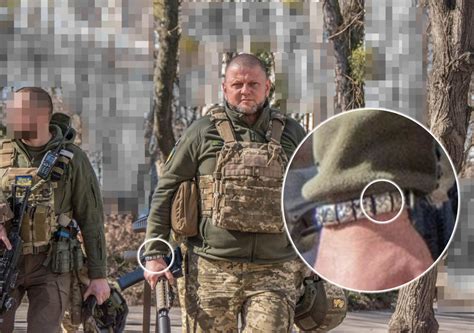На руке главкома ВСУ Залужного заметили браслет со свастикой
