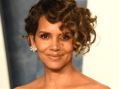 FOTO Halle Berry lăudată de fani după ce a postat o imagine nud în