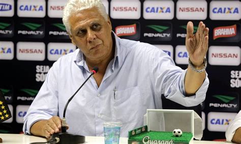 Cbf Cria Trof U Roberto Dinamite Para O Artilheiro Do Campeonato Brasileiro